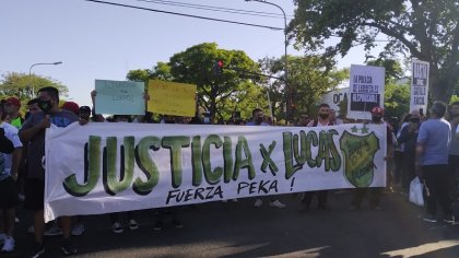 Familias y vecinos concentran en Barracas exigiendo justicia por Lucas González