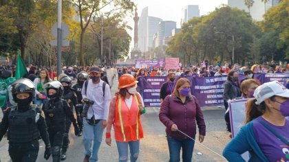 México: inicia la marcha del 25N, en medio de un fuerte operativo policíaco