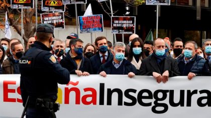 Policías y guardias civiles junto a la derecha protestan por las pequeñas modificaciones de la Ley mordaza