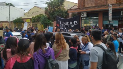 La Matanza: Masiva movilización de la Técnica 13 exigiendo construcción de escuelas