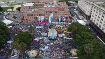 Un acto con represión de fondo y negociando el ajuste con el FMI