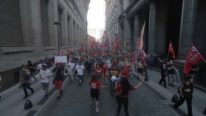 Movilización contra el FMI: así entraba la combativa Juventud del PTS a Plaza de Mayo - YouTube