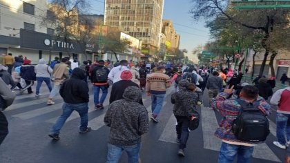 Migrantes en Palacio Nacional exigen libre tránsito