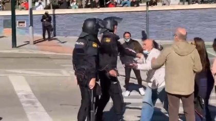 Este hombre de 70 años agredido por la policía es uno de los detenidos en Cádiz