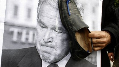 La historia detrás del zapatazo a George Bush