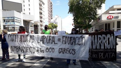 Mar del Plata: auxiliares de la educación manifestaron contra los despidos 