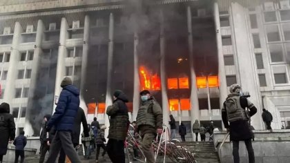 Manifestantes asaltan edificios de Gobierno en Kazajistán