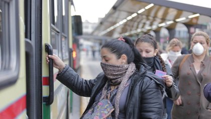 Sin tests masivos y trabajar con síntomas: así actúan las empresas en la ola de Ómicron