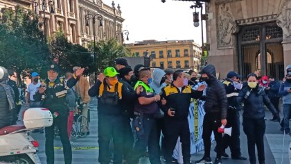 CDMX: Policías reprimen a maestros de Michoacán que exigen plazas