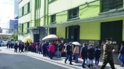 Gobierno y empresarios presionan a trabajadores y trabajadoras para continuar sus labores 