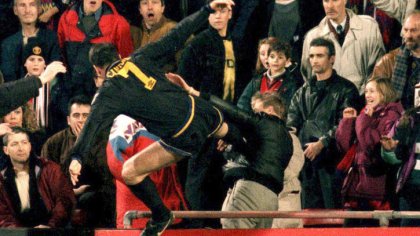 28 años de la patada de Eric Cantona a un hooligan xenófobo: "patear a un fascista fue lo mejor que hice en toda mi carrera"