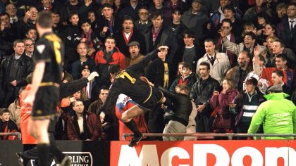 A 27 años de la patada de Eric Cantona a un hooligan xenófobo: "Fue lo mejor que hice en toda mi carrera"