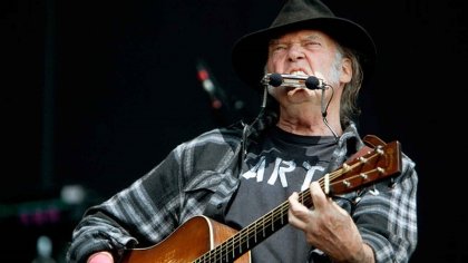 Neil Young abandona Spotify porque emite un podcast antivacunas