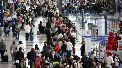 Argentinos y residentes vacunados ya no deberán presentar PCR para ingresar al país