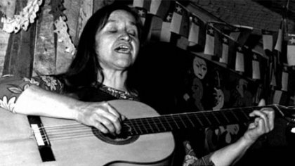 En un nuevo aniversario de su muerte recordamos a Violeta Parra con seis canciones