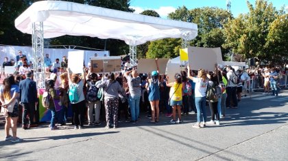 Escuelas de San Martín de los Andes se manifiestan en el evento por el aniversario de la ciudad 