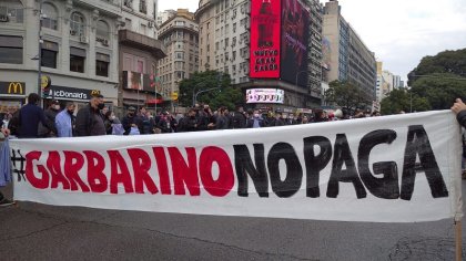 Trabajadores despedidos de Garbarino marchan a Plaza de Mayo