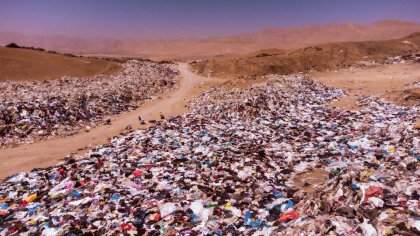 Una inundación de ropa desechada en el desierto de Atacama