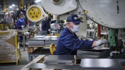 La actividad industrial cayó 5,5 % mensual en enero, la mayor contracción desde mayo 2021