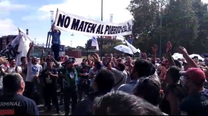 Nueva protesta de portuarios de la Terminal 5 en defensa de sus trabajos - YouTube