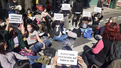 Por problemas edilicios: terciarios realizan clases públicas en Ayacucho y Córdoba