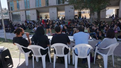 Exitoso foro de familiares de presos políticos en la U de Chile: "con la fuerza de ustedes podemos continuar la lucha" 