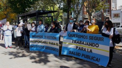 La Plata: Trabajadores del Instituto Biológico reclaman frente al Ministerio de Salud - YouTube