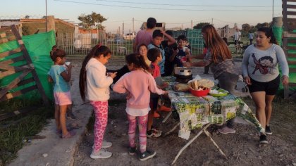 Pilar: Familias del Barrio Ferrum amenazadas de desalojo inauguran merendero - YouTube