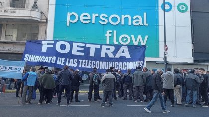 Sindicatos telefónicos protestan ante las oficinas de las empresas telefónicas