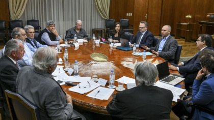 El Gobierno adelantó la suba del salario mínimo, que se mantiene en la indigencia