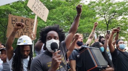 Envían a juicio a joven organizador de Black Lives Matter comparándolo con un terrorista