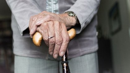 Ser viejo y pobre en tiempos de ajuste: “Saqué un crédito en el banco para comer”