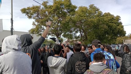 Gran concentración de estudiantes secundaries ante la falta de gas en las escuelas en medio de la ola polar