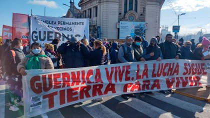 Familias de Guernica marchan por los lotes prometidos, las reciben con vallas y policías