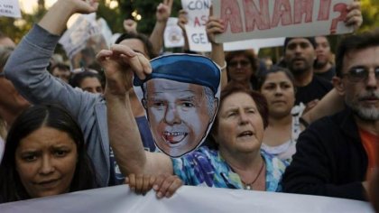 Murió Etchecolatz: el día en que un escrache en su casa terminó con la Facultad de Ciencias Sociales reprimida y gaseada