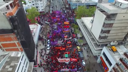 DRONE / El encuentro de mujeres visto desde el aire - Pan y Rosas / FRENTE DE IZQUIERDA - YouTube