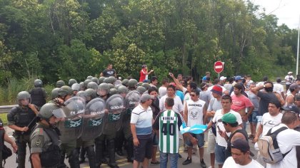 Cresta Roja: los trabajadores cortan Riccheri y hay tensión con Gendarmería