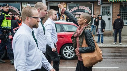 Una mujer se enfrenta a una manifestación fascista en Suecia 