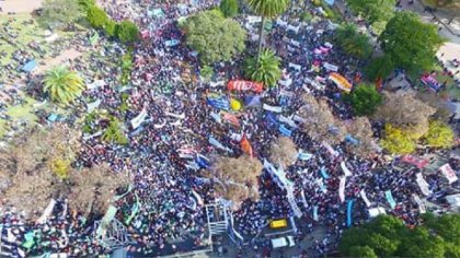 La Plata: Más de 20.000 trabajadores estatales movilizados contra el ajuste de Vidal - YouTube