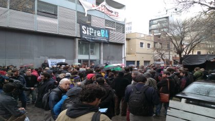 Ataque a Tiempo Argentino y Radio América: hoy habrá asambleas en las redacciones 