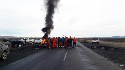 Petroleros cortan ruta contra despidos y suspensiones, y el sindicato los manda a desalojar