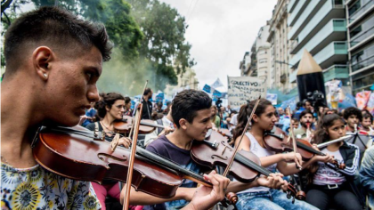 Con despidos en educación, la docencia va al paro