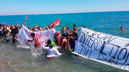 Manifestation contre l'interdiction du burkini à Leucate - YouTube