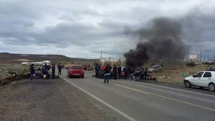 Los trabajadores municipales de Caleta Olivia protestan sobre la ruta