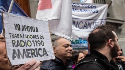 Trabajadores de Radio América reclamaron frente al EnaCom por la continuidad de la emisora