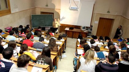 Pasar más hambre que un profesor asociado