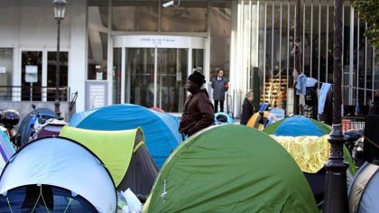 La policía identifica a los inmigrantes en París luego del cierre de Calais