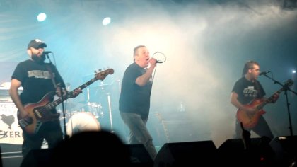 Reconocida banda punk debió suspender conciertos en Chile tras discriminación de la PDI