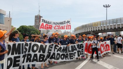 Escandaloso cerco mediático contra los trabajadores de AGR-Clarín - YouTube