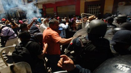 Reprimen protestas contra Alejandro Murat, hay dos normalistas detenidos